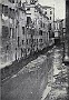 Lungo il Naviglio interno ponte della Stua sullo sfondo (Emanuele Martino)